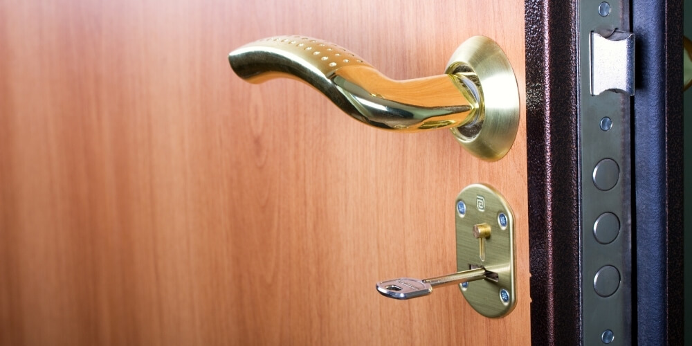 איך תבחרו נכון דלת כניסה לבית שתתן מענה עיצובי ובטיחותי לאורך זמן